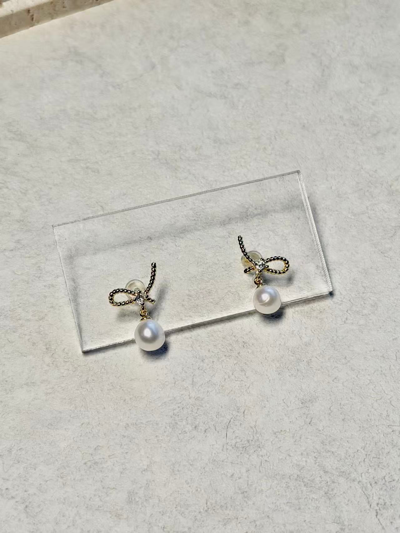 ダイヤモンド刺繍が施された輝くリボンパール