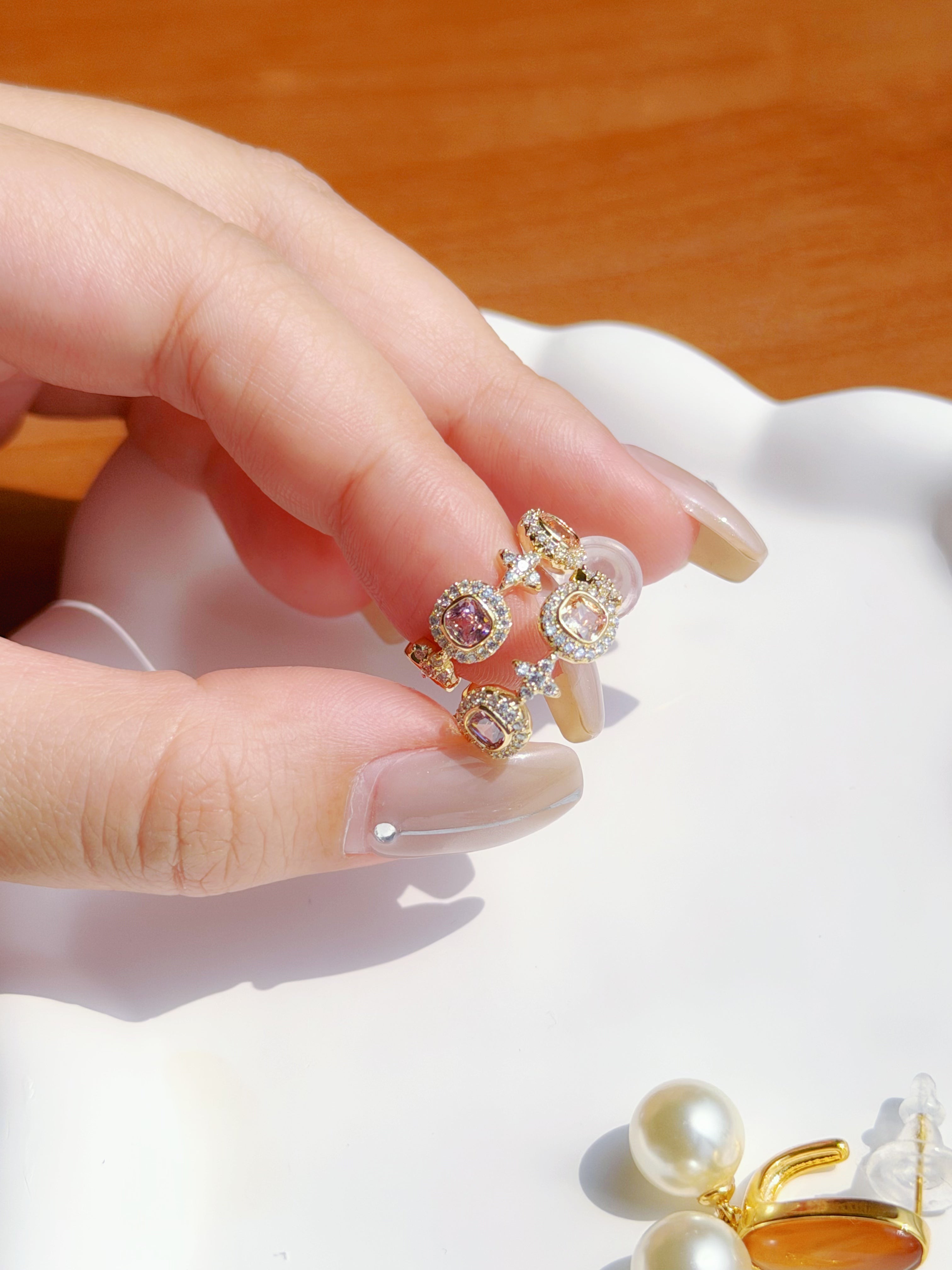 ゴールドとピンクのスクエア宝石のイヤリング