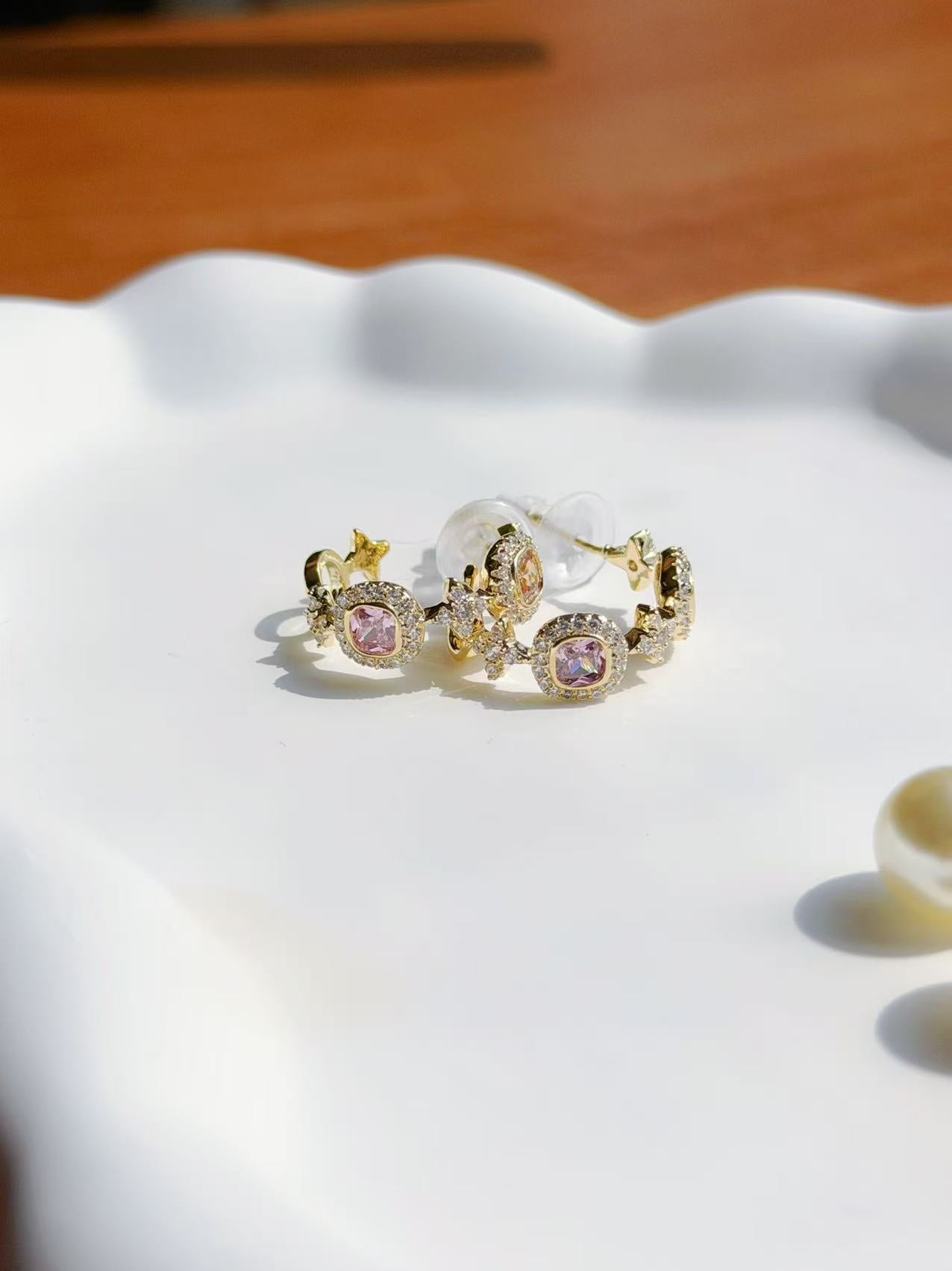 ゴールドとピンクのスクエア宝石のイヤリング